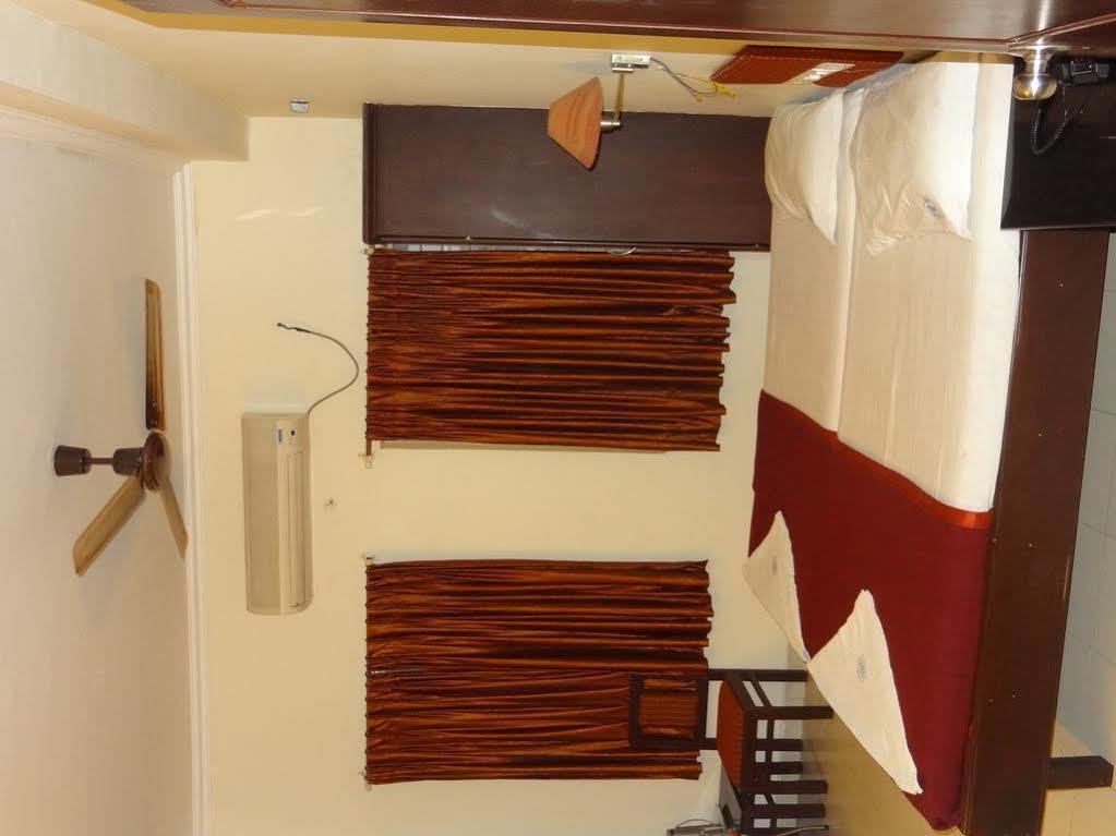 Mjm Plaza Hotel Kochi Luaran gambar