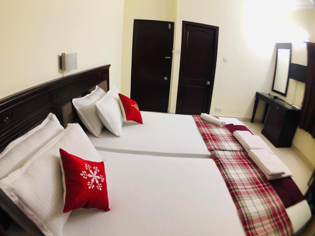 Mjm Plaza Hotel Kochi Luaran gambar